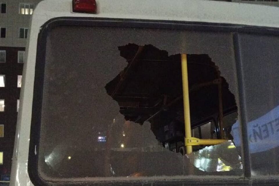 В Якутске камнем разбили стекло автобуса с пассажирами