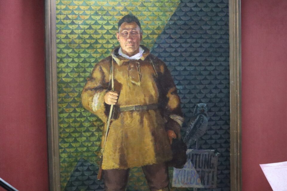 Живописец Федот Макаров подарил НХМ картины якутского снайпера и охотника