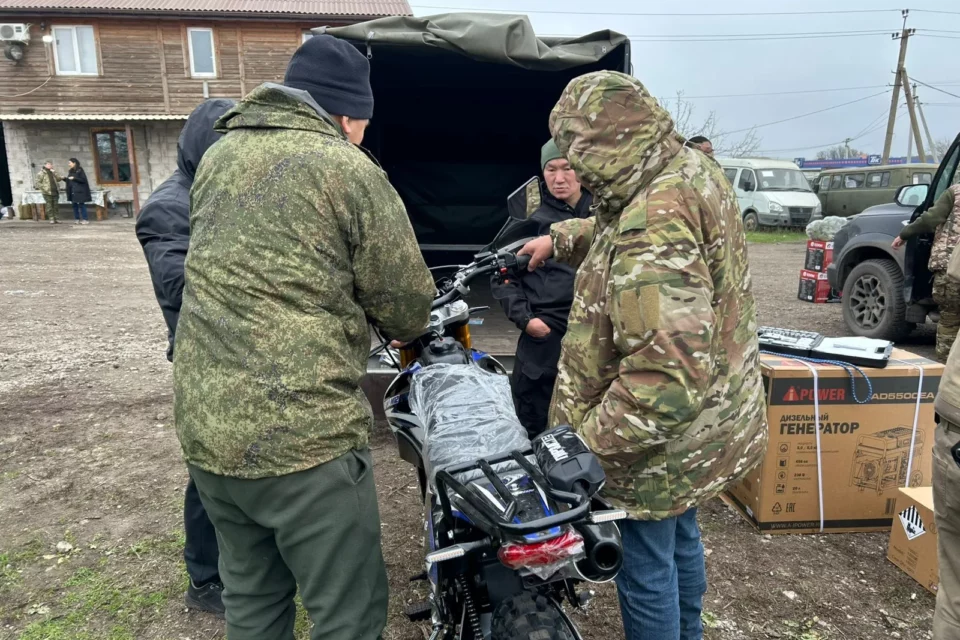 Более 200 посылок доставили якутским бойцам