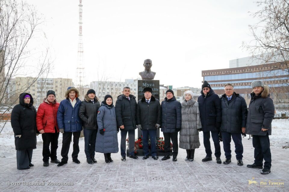 Делегация Республики Татарстан возложила цветы к бюсту Мусы Джалиля в Якутске