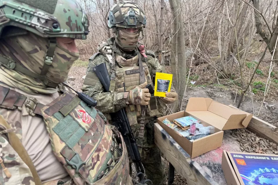 Бойцы СВО из Якутии получили подарки ко Дню народного единства