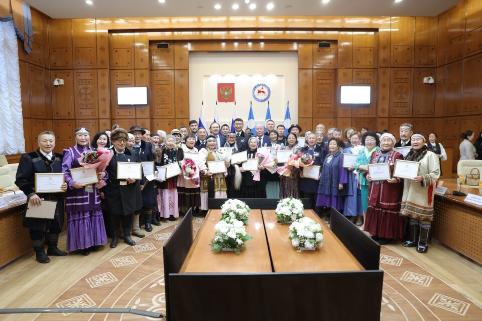 Носителям традиционной культуры вручили стипендии главы Якутии