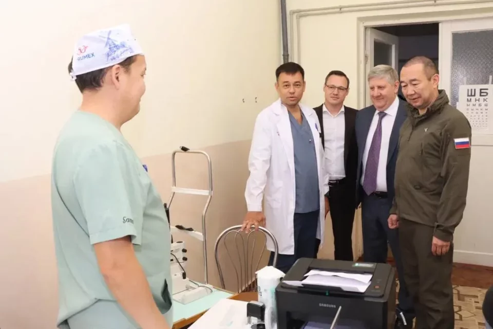 Айсен Николаев в Докучаевске встретился с медиками из Якутии