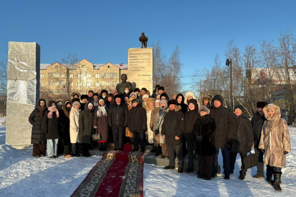 Жители Хангаласского улуса почтили память первого президента Якутии Михаила Николаева