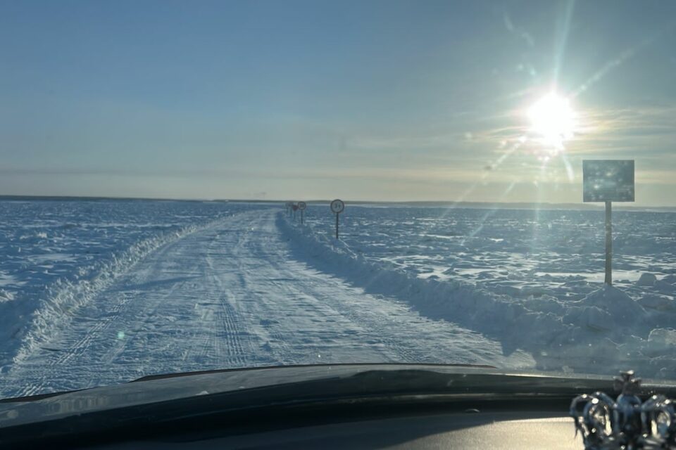 В Якутии заработала первая ледовая переправа на реке Лене