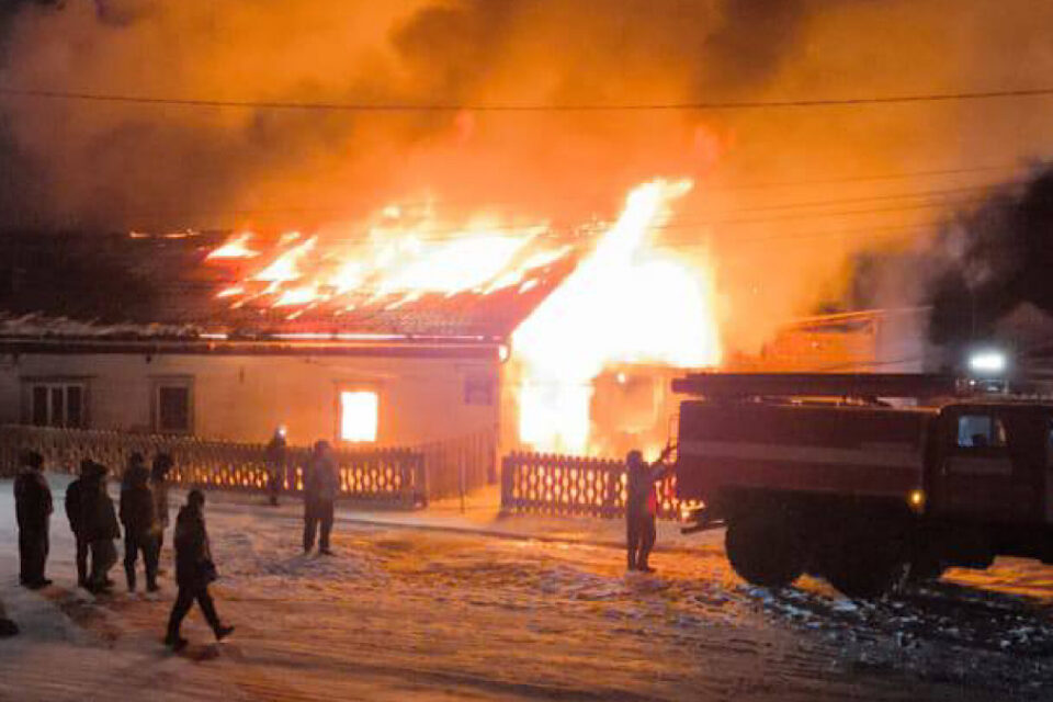 Пожар произошел в здании администрации села Соморсун в Якутии