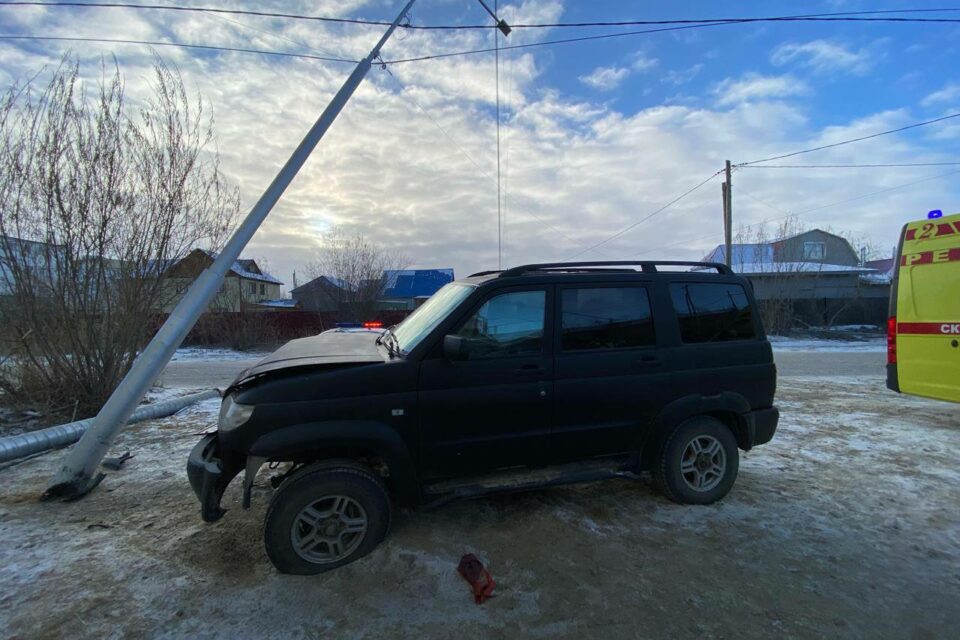 В Якутске мужчина погиб после наезда автомобиля на столб