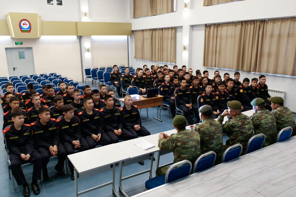 Сотрудник спецназа УФСИН провел урок мужества