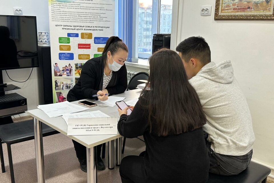 Соцработники начали прием в женских консультациях Якутии