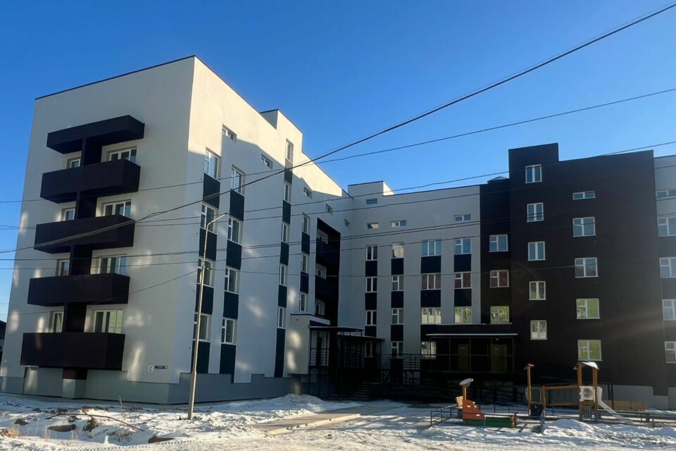 В Олекминске сдали четырехэтажный дом для переселенцев из аварийного жилья