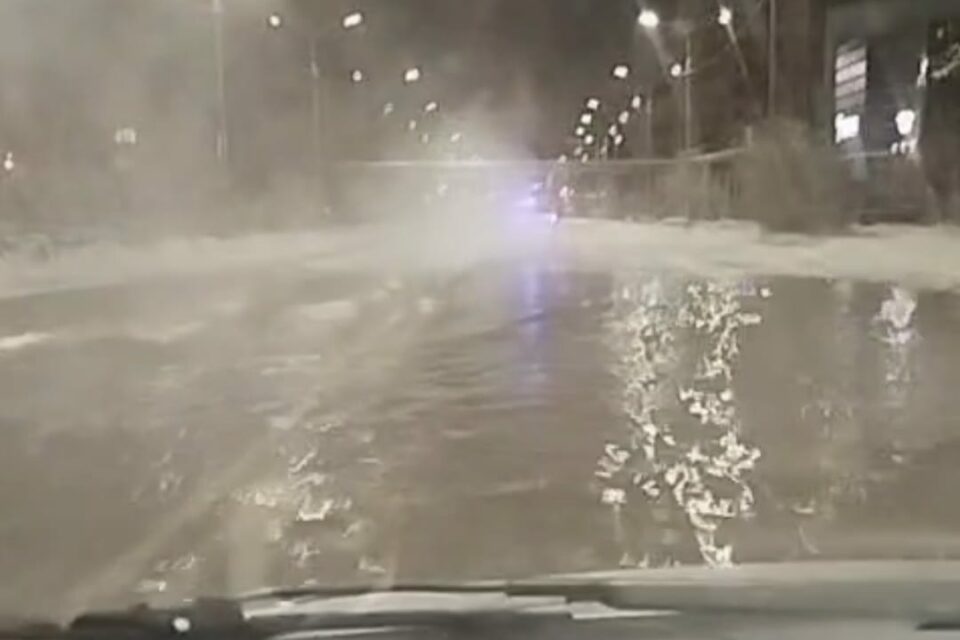 В Якутске на улице Ойунского произошел разлив сточных вод