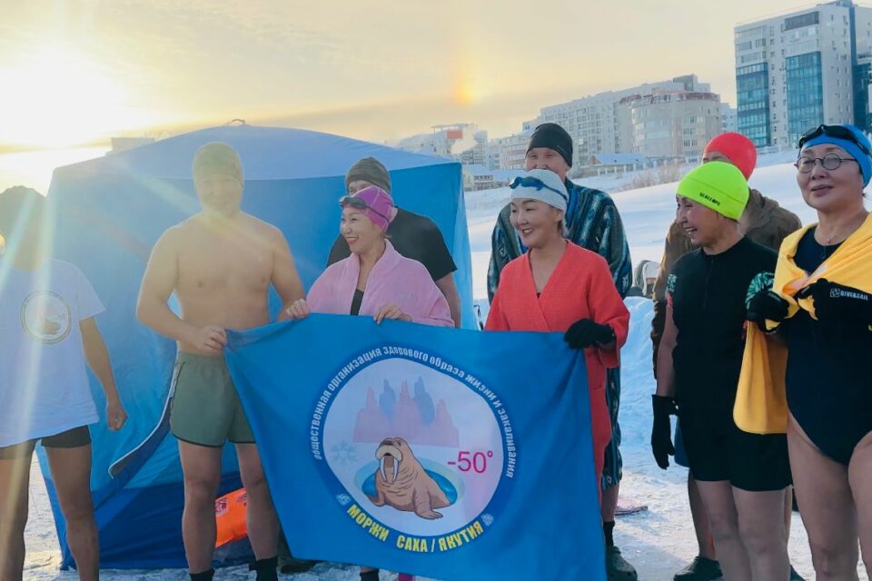 Якутские моржи поприветствовали зиму заплывом в проруби