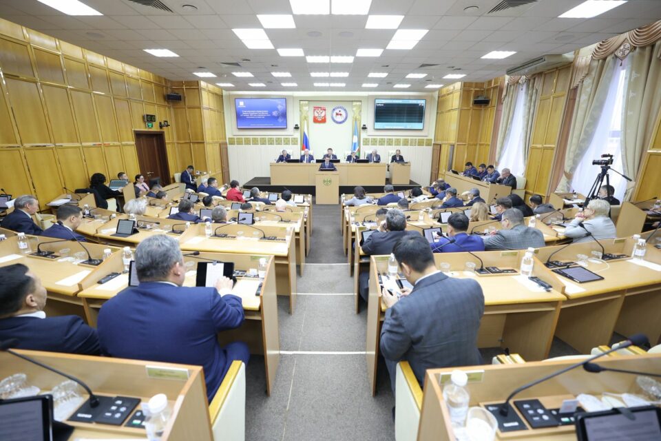 Парламент Якутии рассмотрел исполнение бюджета по итогам девяти месяцев 2025 года