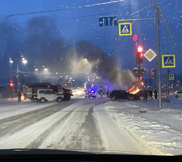 В Якутске при ДТП загорелся автомобиль