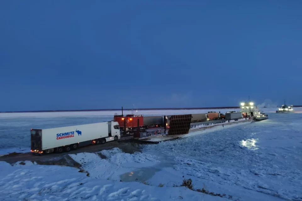 В Якутии завершились паромные перевозки через Лену