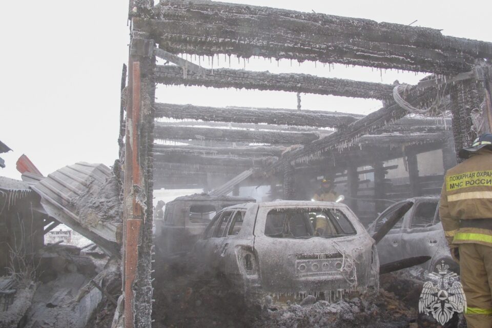 Один человек погиб при пожаре в гаражах в Якутске