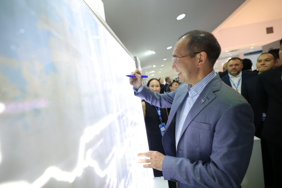 Глава Якутии ознакомился с разработками местных компаний на форуме «Цифровой алмаз»