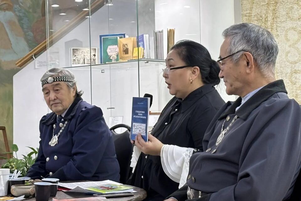 Презентованы книги олонхо Валентина Исакова и Петра Тихонова