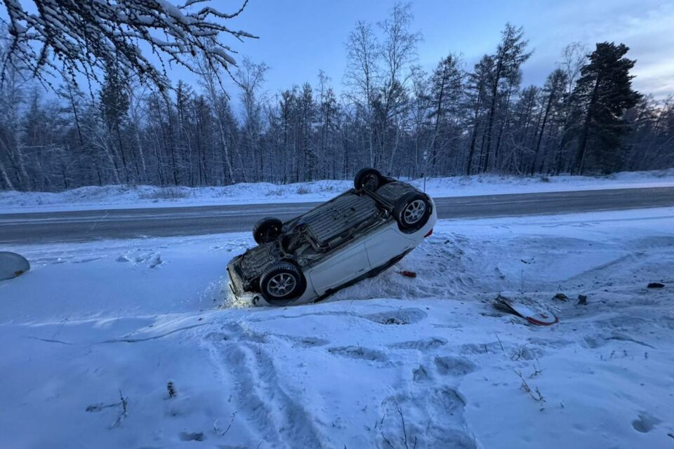От наезда на ограждение до опрокидывания: в Якутске за сутки произошло пять ДТП