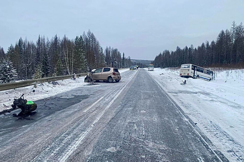 В Якутии иномарка выехала на встречку и столкнулась с автобусом: есть пострадавшие