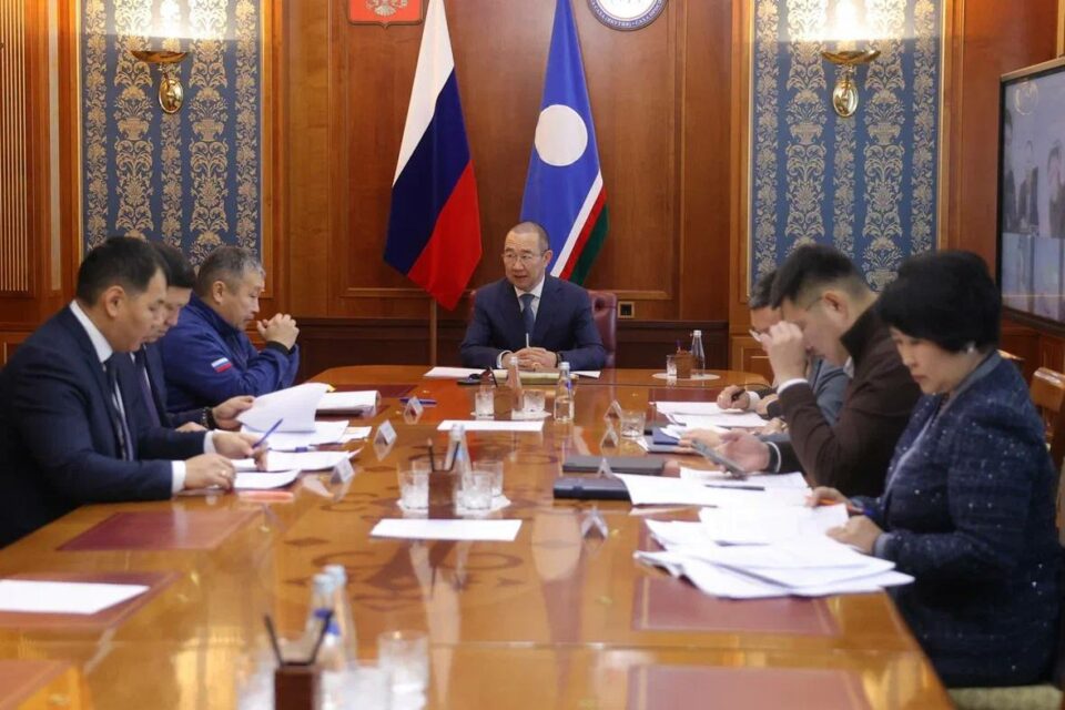 Глава Якутии провел заседание оперштаба по строительству