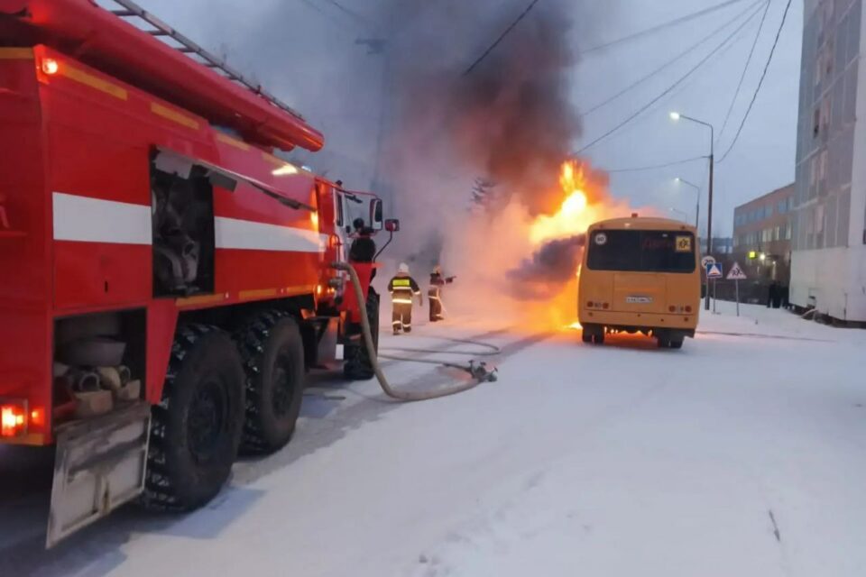 В Покровске загорелся школьный автобус