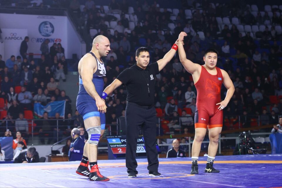 Якутские борцы Никита Хабаров и Никита Софронов встретятся в финале Коркинского турнира