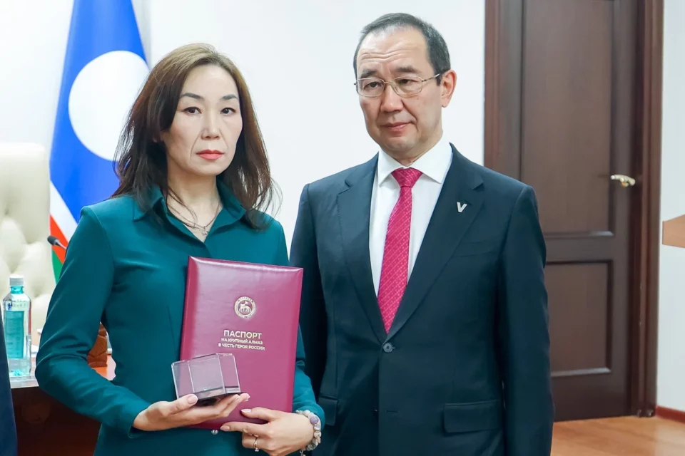 Глава Якутии вручил вдове Героя России Дмитрия Егорова копию именного алмаза