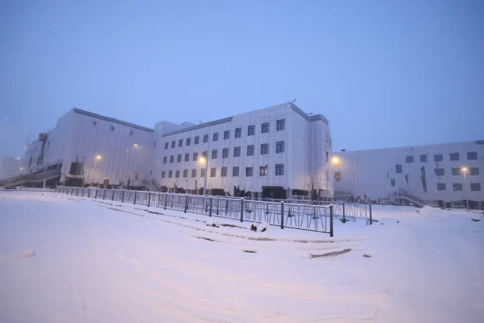 Одну из крупнейших в Якутии школ строят в микрорайоне Звездный