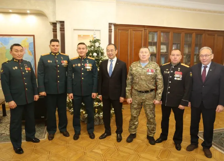 В День Героев Отечества Айсен Николаев встретился с якутянами-Героями России