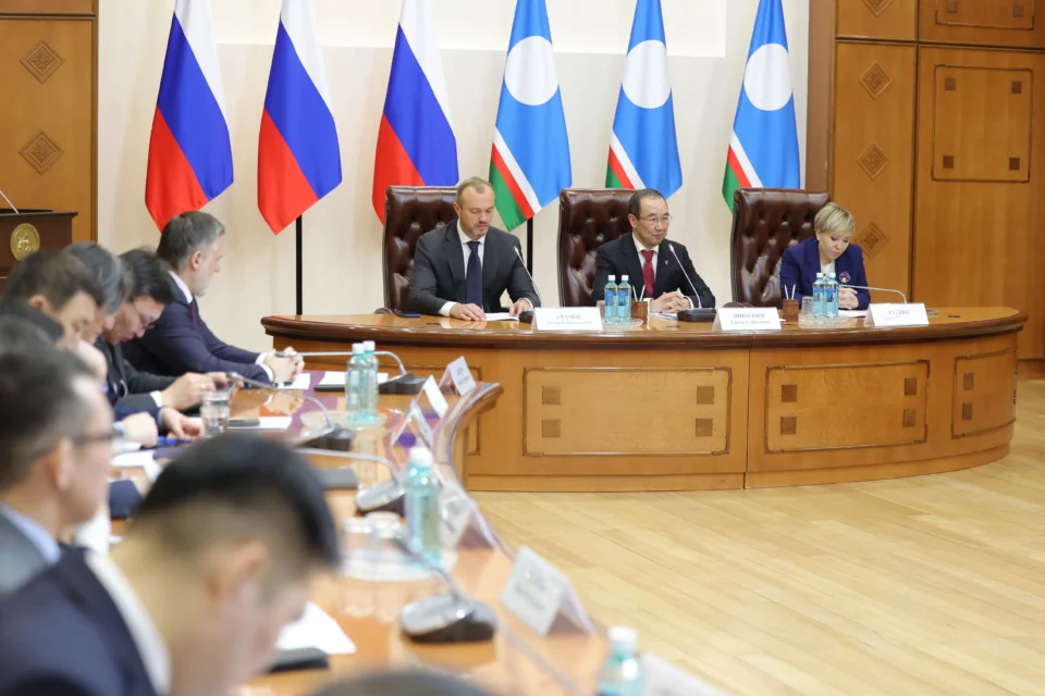 Глава Якутии провел расширенный Совет по местному самоуправлению