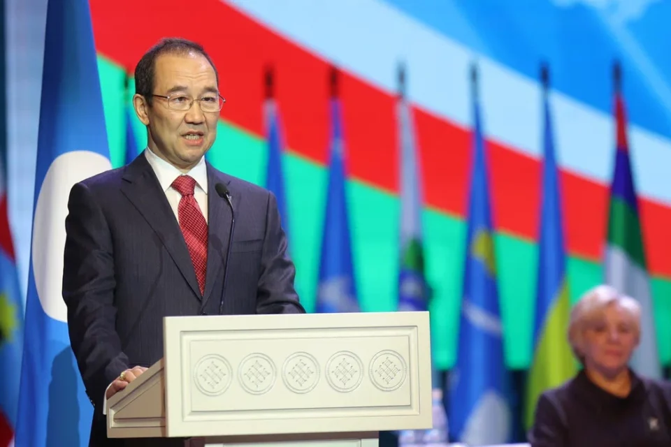 Глава Якутии заявил о необходимости повышения зарплат муниципальным работникам