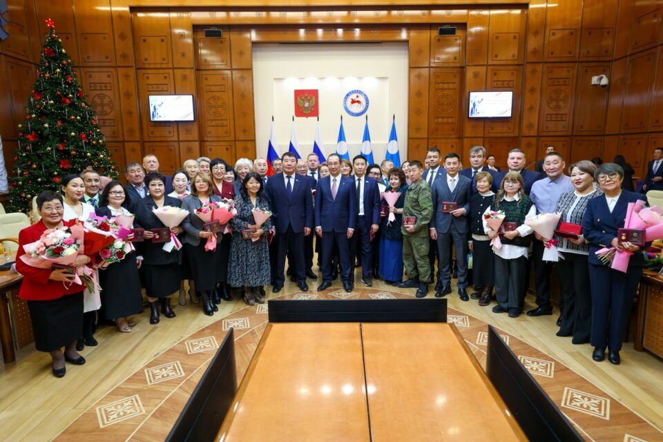 Айсен Николаев вручил государственные награды отличившимся якутянам