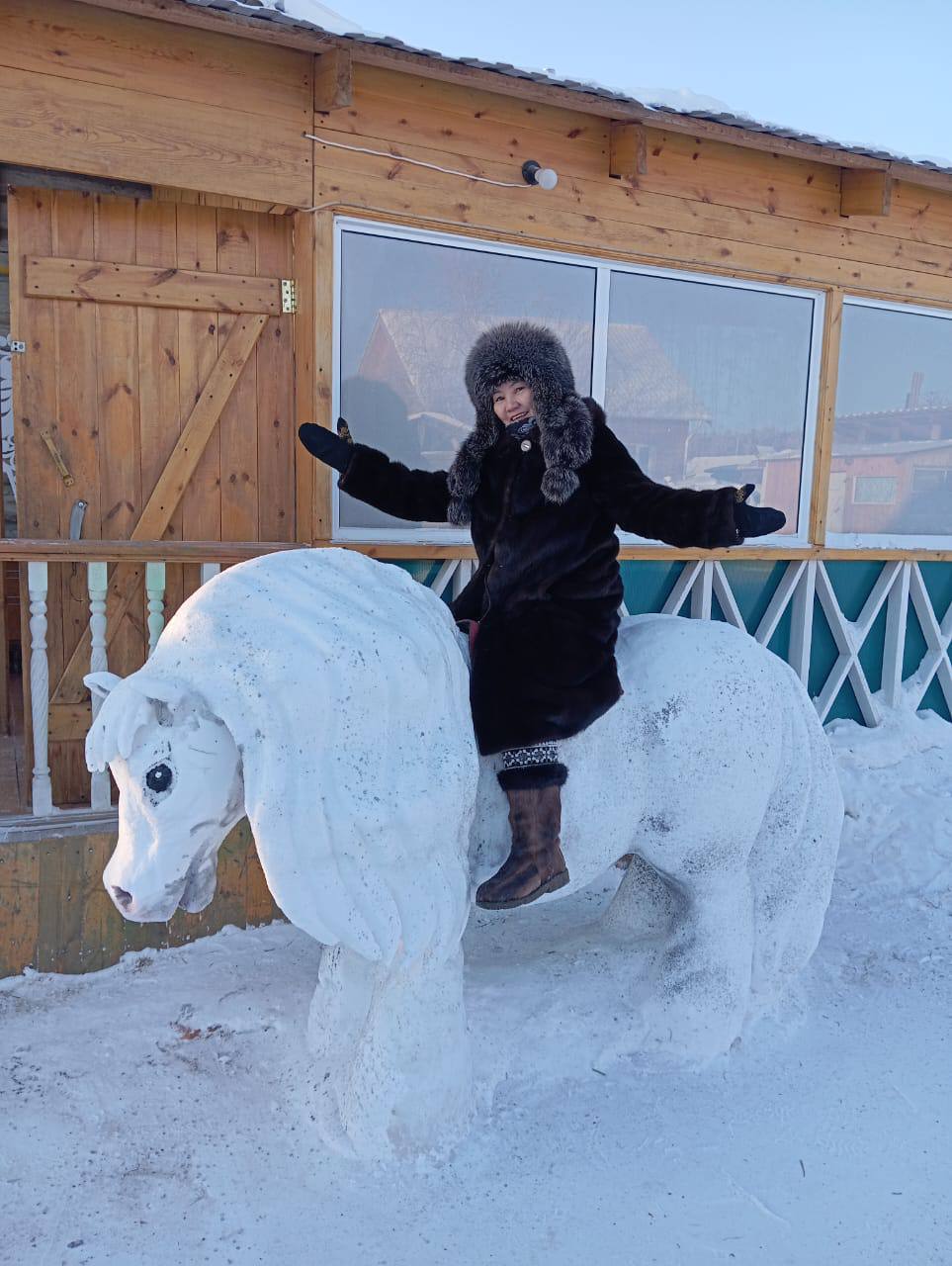 Реалистичные снежные фигуры создает ветеран спорта Якутии