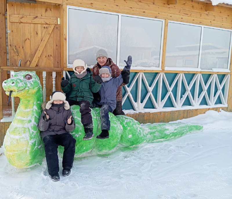 Реалистичные снежные фигуры создает ветеран спорта Якутии