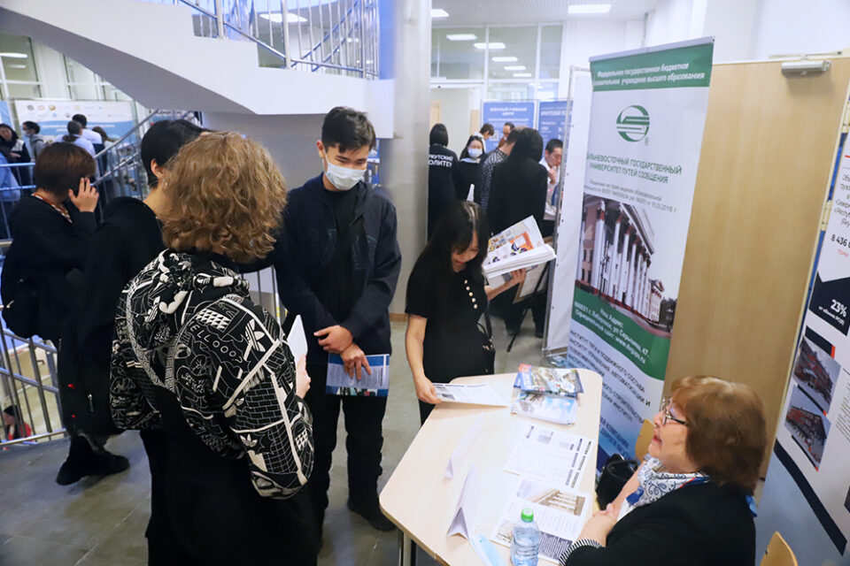 АО «АК «ЖДЯ» представила программы целевой подготовки на профориентационной ярмарке в Якутске