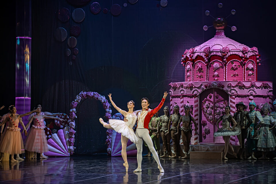 «Щелкунчик», «Золушка», «Книга чудес»: обзор семейных новогодних представлений в Якутске