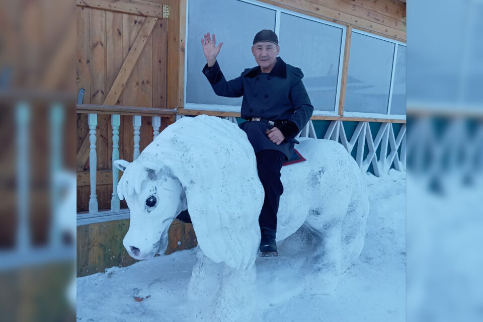Реалистичные снежные фигуры создает ветеран спорта Якутии