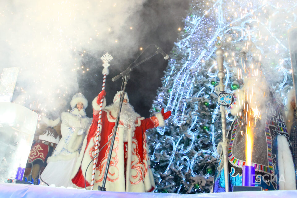 На площади Орджоникидзе зажгли ёлку Якутска