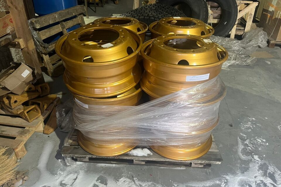 Двое жителей Алдана украли грузовые диски на 120 тысяч рублей