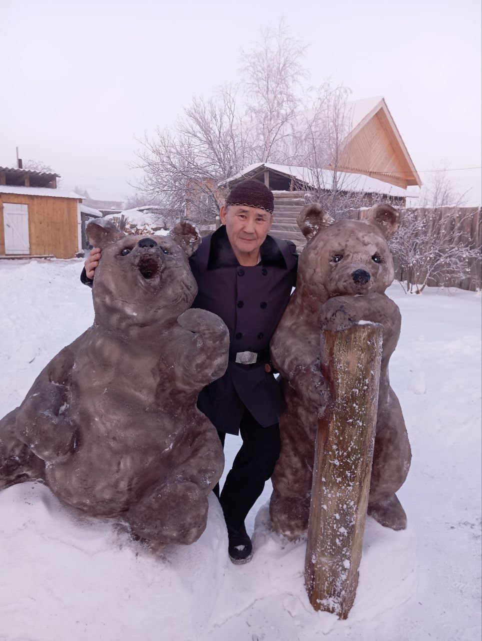 Реалистичные снежные фигуры создает ветеран спорта Якутии
