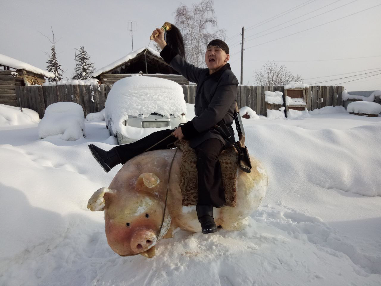 Реалистичные снежные фигуры создает ветеран спорта Якутии