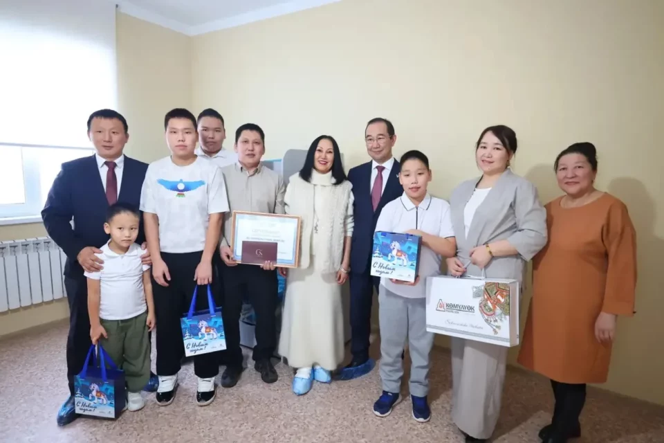 Айсен Николаев навестил 50-тысячного участника программы переселения из аварийного жилья в Якутии