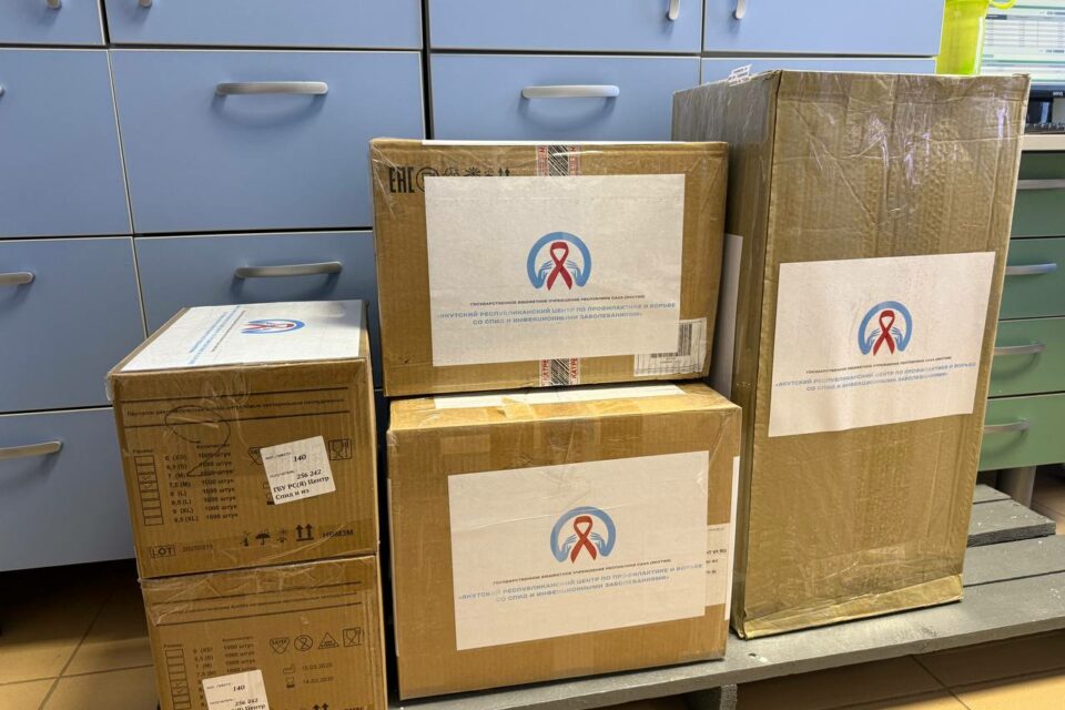 Центр СПИД Якутии передал бойцам СВО лекарственные препараты
