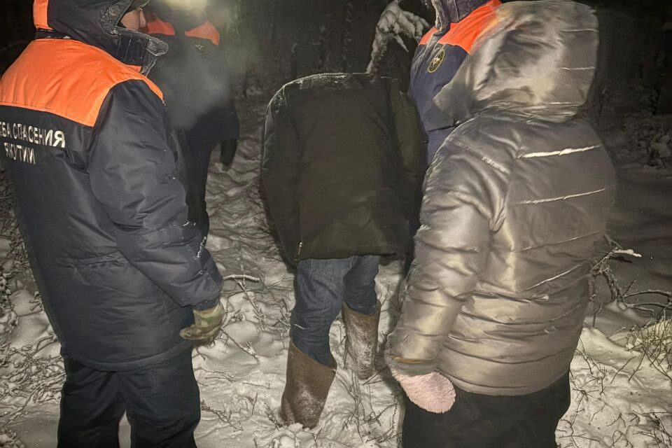 Любители пеших прогулок заблудились ночью в лесу недалеко от Якутска