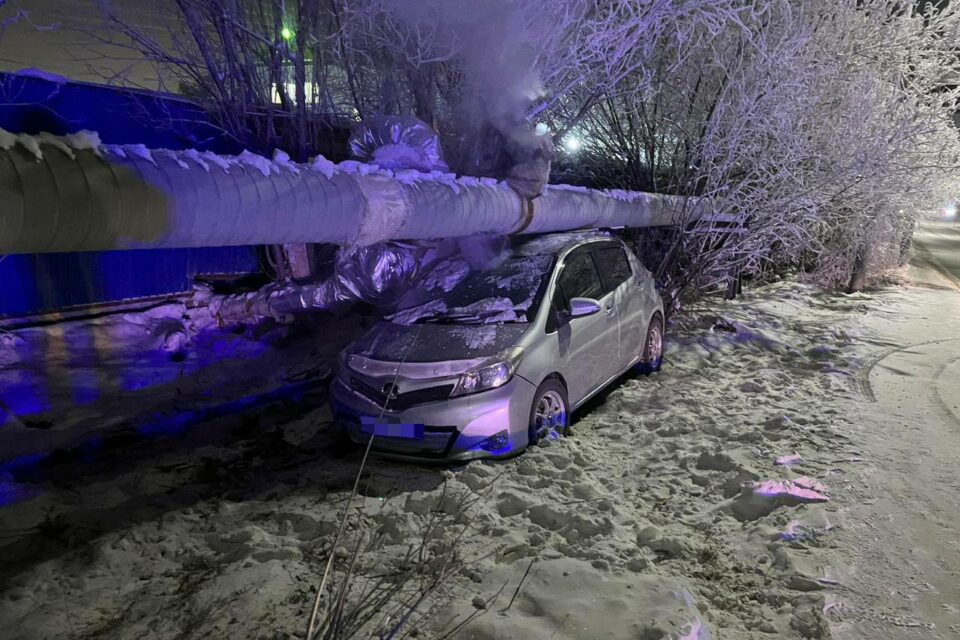 В Якутске пьяная женщина на Toyota Vitz врезалась в теплотрассу
