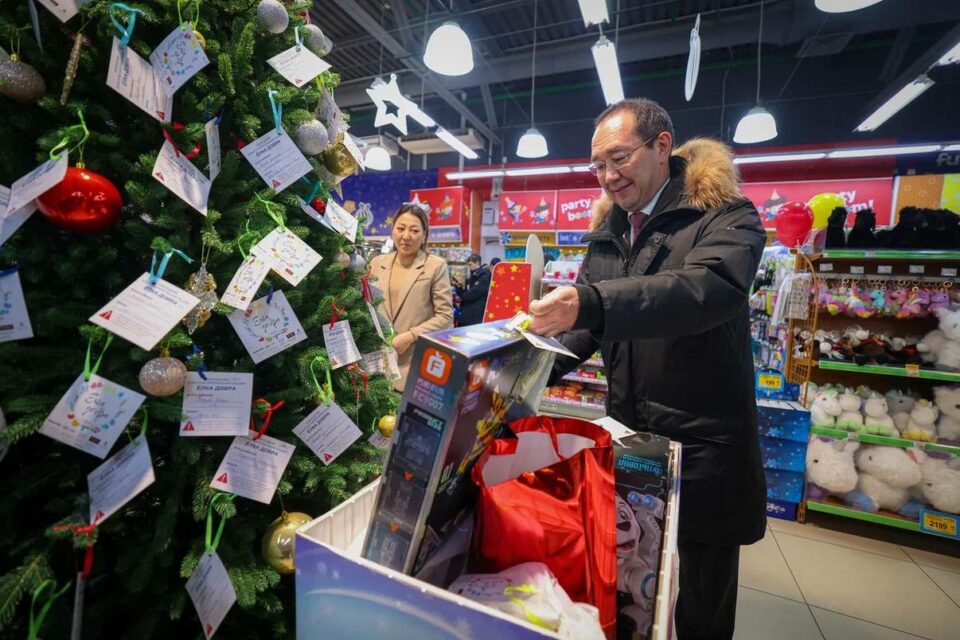 «Елка добра»: Айсен Николаев купил подарки для воспитанников коррекционной школы