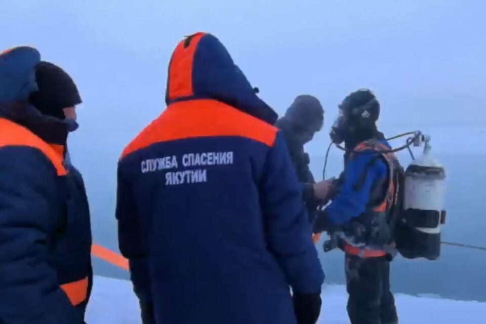 Видео: спасательные работы на месте провала автомобиля под лед в Якутске
