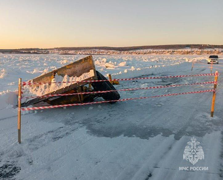 На реке Лене под лед провалился грейдер
