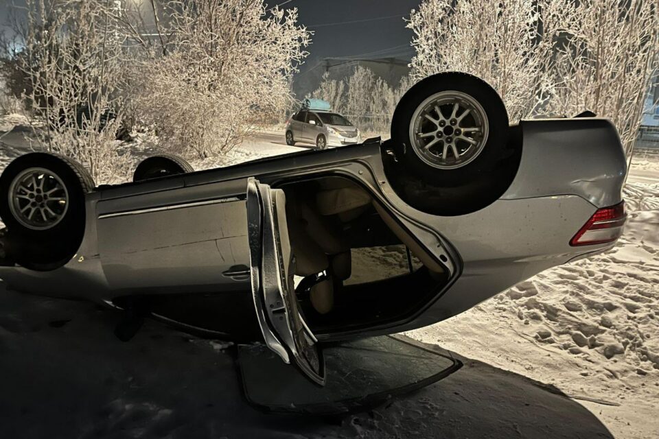 В Жатае женщина напала на таксиста, угнала его авто и устроила ДТП